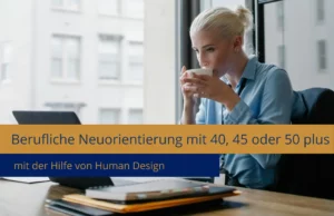 Frau am Computer mit Kaffeetasse am Mund unternimmt berufliche Neuorientierung