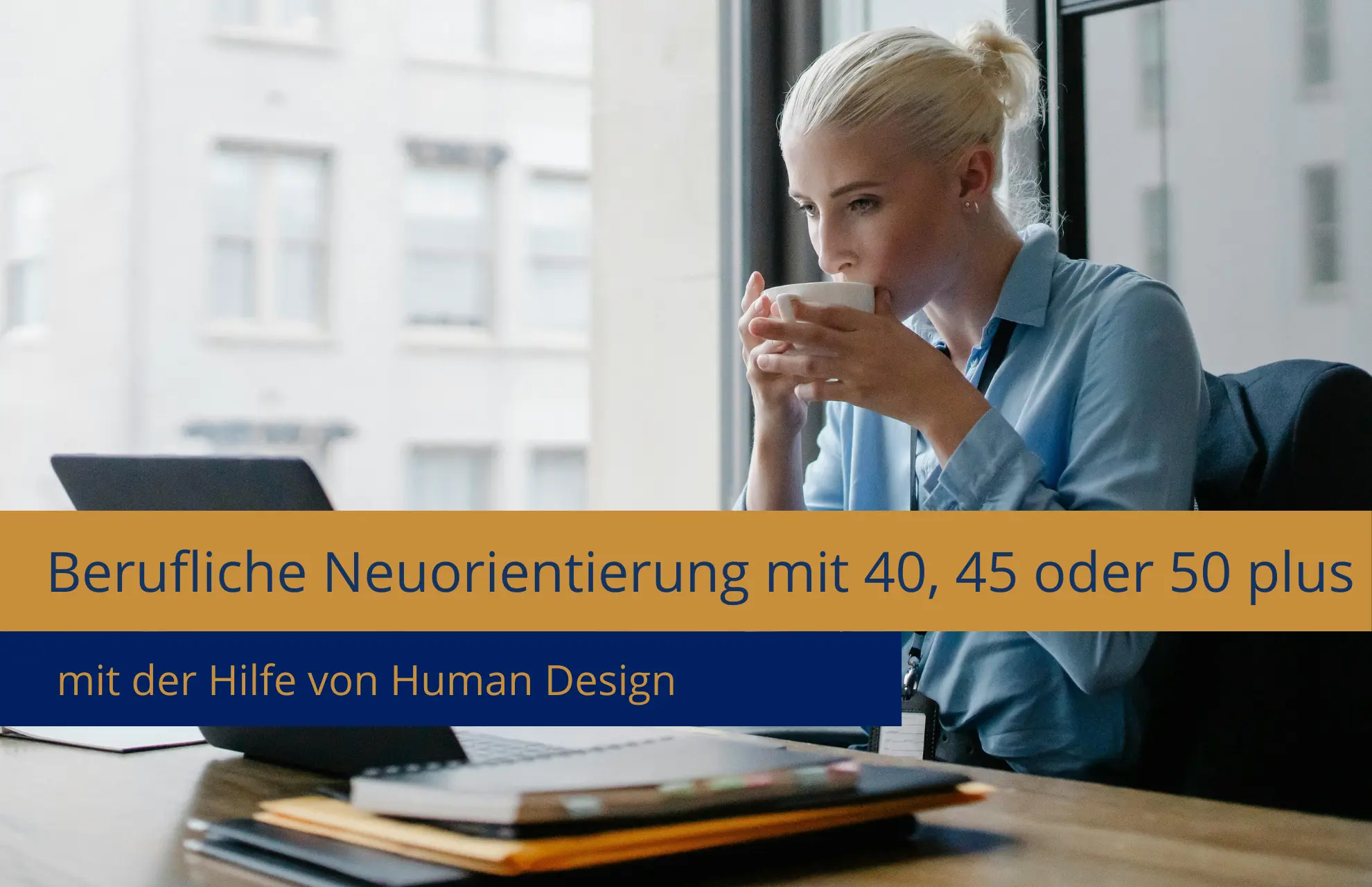 Berufliche Neuorientierung mit Human Design Frau am Computer mit Kaffeetasse am Mund unternimmt berufliche Neuorientierung