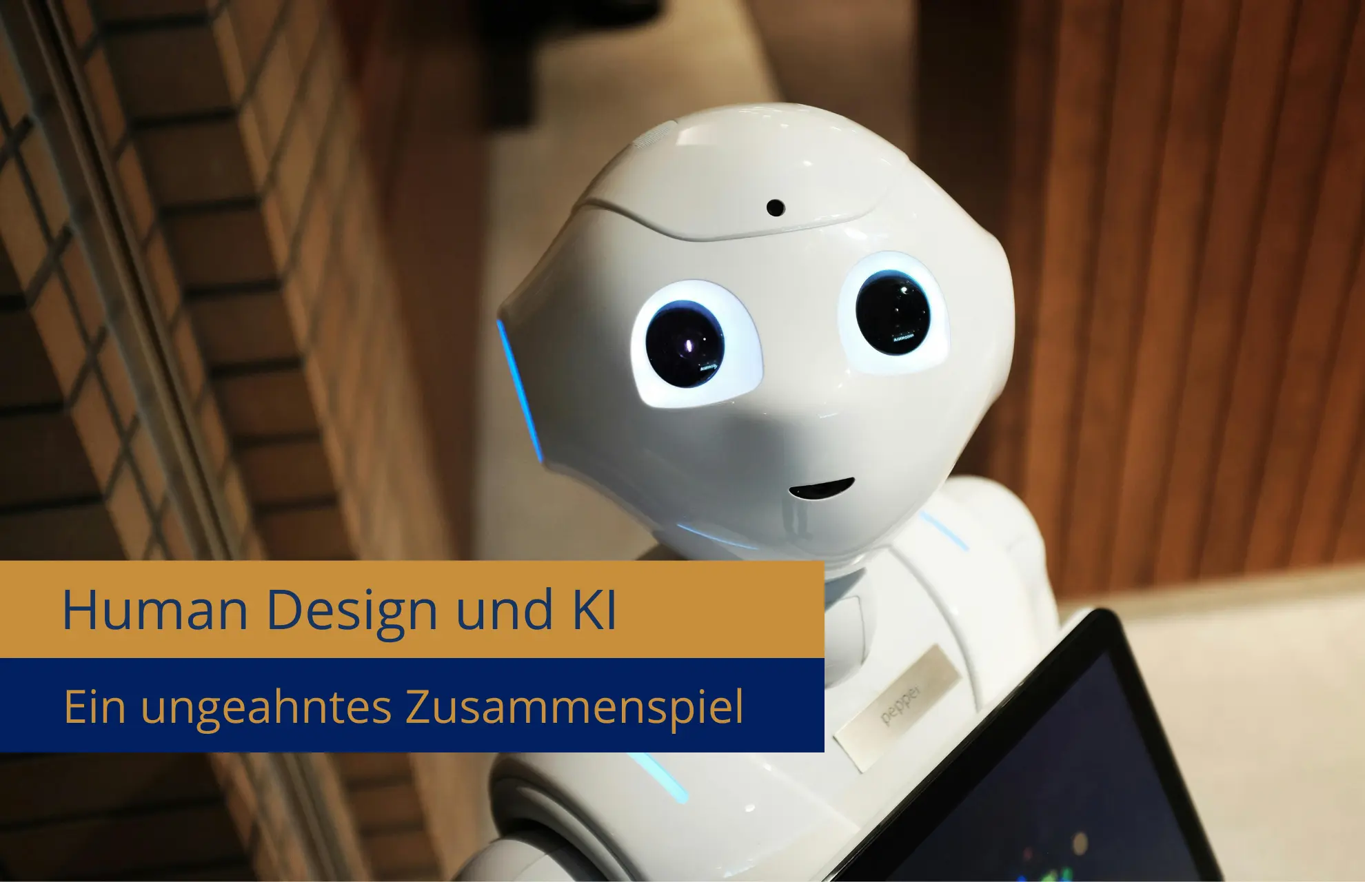 Human Design und Künstliche Intelligenz Titelbild: Roboter schaut freundlich